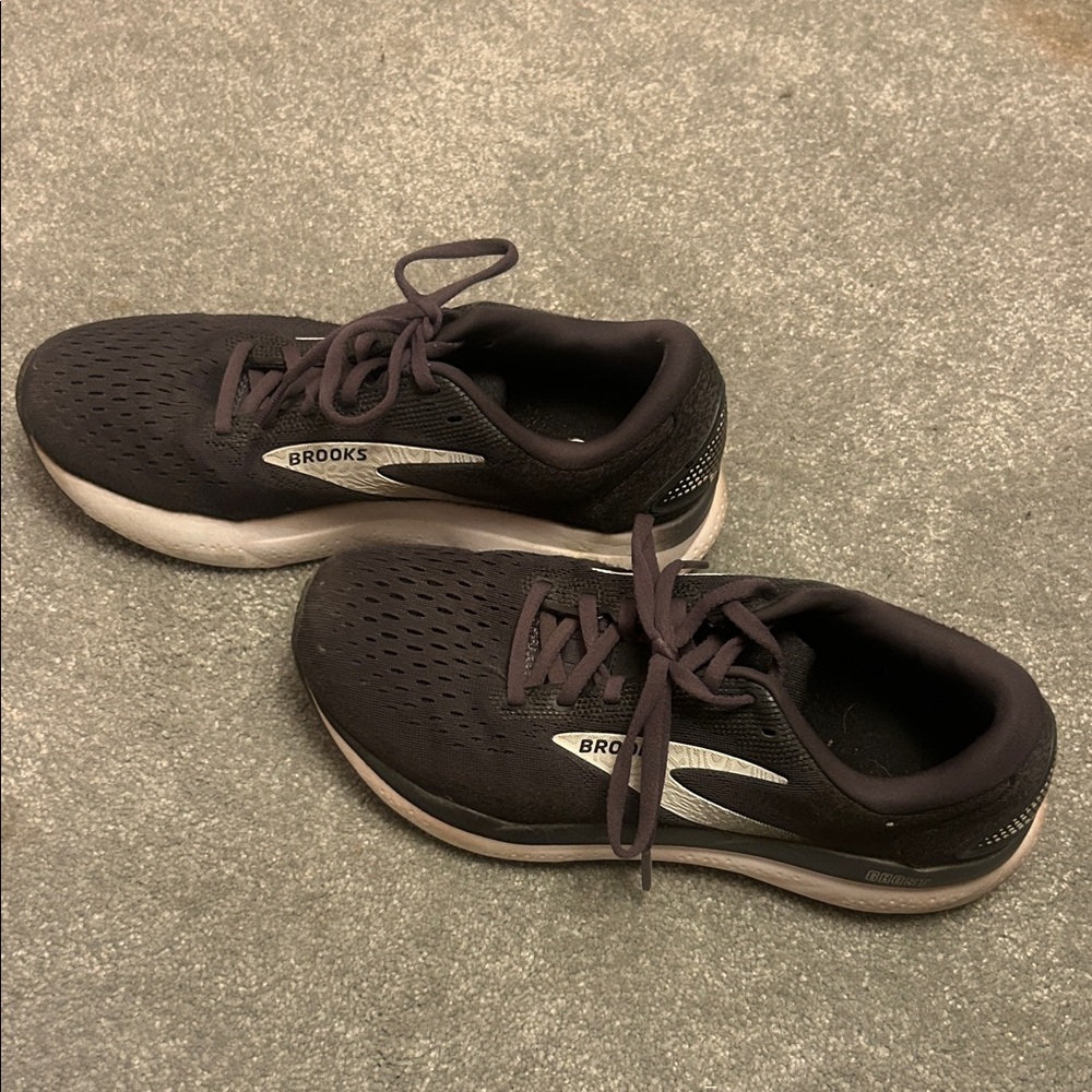 Brooks Ghost 16 Athletic Sneakers
Used-good condition-sole is good see picture